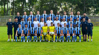 v.l. Hinten: Cedric Schmidt, Marcel Seegert, Julian Rieckmann, Malte Karbstein, Maximilian Thalhammer, Niklas Hoffmann, Terrence Boyd, Lukas Klünter / Kluenter, Adrian Fein, Samuel Abifade und Ugur Akyol v.l. Mitte: Yannick Heck, Anthony Loviso, Yusuf Wardak, Janne Sietan, Florian Beck, Frank Eulberg, Marco Antwerpen, Frank Döpper / Doepper, Dirk Stelly, Fridolin Wagner, Tim Sechelmann, Noel Tack und Fred Haas v.l. Vorne: Arlind Rexhepi, Seyhan Yigit, Kennedy Okpala, Rico Benatelli, Omer Hanin, Malwin Zok, Sascha Voelcke, Martin Kobylanski, Jonas Carls und Kelvin Arase.