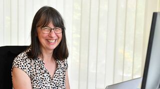 Ute Jäger-Fleming, die neue Dekanin des Evangelischen Kirchenbezirks Neckar-Bergstraße, in ihrem Büro in der Weinheimer Scheffelstraße.