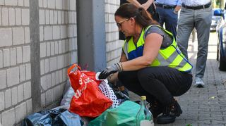 Sauberkeitsermittlerin Sabrina Brand durchsucht wild abgelagerten Müll und hofft auf Hinweise, die zum Verursacher führen.