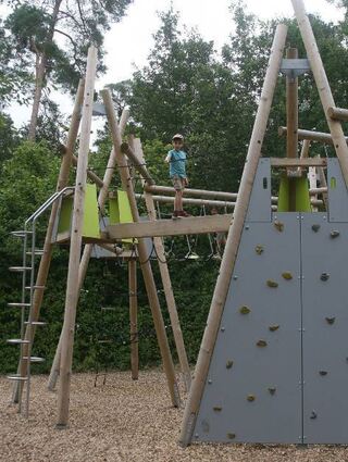 Auf dem Waldspielplatz in Neuschloß hat Jonas Spaß beim Klettern.
