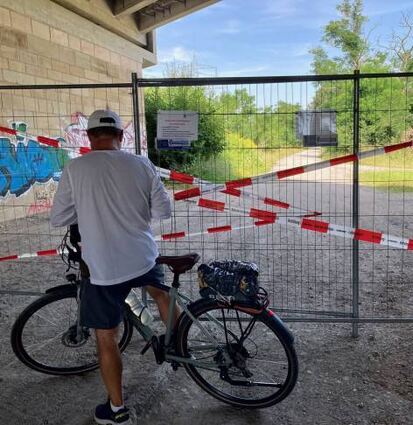 Ein Zaun stoppt Radfahrer im Bereich des Viernheimer Dreiecks.