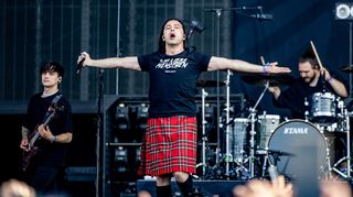Der Mannheimer Komiker Bülent Ceylan bei seinem Konzert auf der Bühne des Wacken Open Air. Das WOA gilt als größtes Heavy-Metal-Festival der Welt.