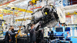 Blick in das Mercedes-Benz-Werk von Daimler Truck in Wörth. Hier werden auch Komponenten aus Mannheim verbaut.