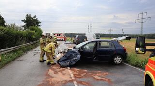 Rettungseinsatz auf der Freidrichsfelder Straße in Mannheim nach einem schweren Verkehrsunfall.