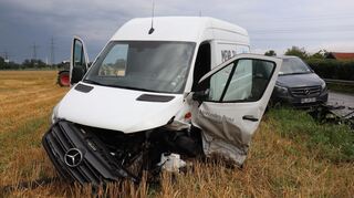 Eines der Unfallfahrzeuge ist auf dem Feld neben der Fahrbahn gelandet.