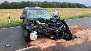 Zwei Fahrzeuge sind frontal zusammengestoßen.