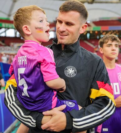 Künftig für Borussia Dortmund am Ball: Pascal Groß (hier mit seinem Sohn nach einem EM-Spiel) wechselt zur neuen Saison nach sieben Jahren in Brighton zurück in die Bundesliga.