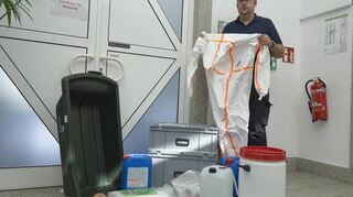 „Wir sind bereit“: Von der Wildwanne bis zum Schutzanzug – Fachbereichsleiter Florian Müller präsentiert die Ausrüstung des Bergungstrupps.