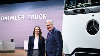 Eva Scherer (l), die Finanzvorständin des Lkw- Herstellers Daimler Truck und Martin Daum, der Vorstandvorsitzende, stehen bei der Hauptversammlung in der Carl-Benz Arena am Podium neben einem E Actros Lkw.