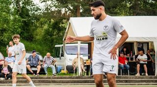 Nachdem der SV DJK Eintracht Bürstadt seinen Kader deutlich verjüngt hat, befindet sich der Verein – im Bild Rojhat Akcan – derzeit in der Findungsphase. Am Sonntag geht es im ersten Saisonspiel gegen den SC Olympia Lorsch.