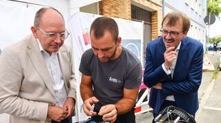 v.l. Christian Specht, Srctan IIic und Karl-Heinz Frings bei der Glasfaserausbau für alle Wohneinheiten der GBG-Gruppe in der Laurentiusstraße 6, Neckarstadt-West, Mannheim.