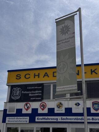 Seit heute ist das Gedenkabzeichen im Großformat 4 auf 2 Meter am Gebäude der GdP Presse- und Geschäftsstelle in Mannheim zu sehen.