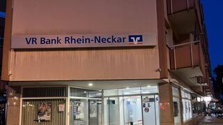 Die Filiale der VR Bank Rhein-Neckar in der Neckarstadt-Ost. Rechts unter den Balkonen hatte der Obdachlose seinen festen Platz.
