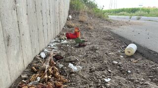 Die Grablichter unter der Brücke in Ilvesheim wurden zerstört.
