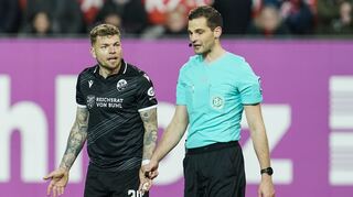 Damals noch im Trikot des SV Sandhausen: Alexander Esswein (l) spricht mit Schiedsrichter Max Burda. Nun wechselt der Stürmer zum VfR Mannheim.