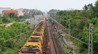Mehrere hundert Meter lang ist der Zug. Über Förderbänder wird das Gestein weitertransportiert und recycelt.