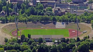 Das Dach der Haupttribüne (vorne) ist ungünstig geneigt, und auch sonst spricht nicht viel für die Errichtung von PV-Anlagen im Südweststadion Ludwigshafen.