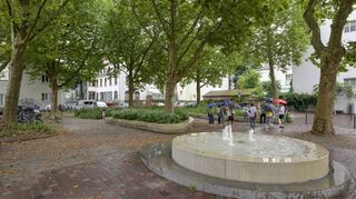 Vom Parkplatz zum Park: Der Theaterplatz in der Heidelberger Altstadt hat sich seit 2009 klimafreundlich verändert.