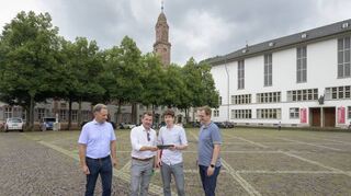 Auf dem Uniplatz, wo die Schattenplätze Autos und Räder nutzen (v.l.): Raino Winkler, Raoul Schmidt-Lamontain, Joachim Fallmann und Andreas Lippke.
