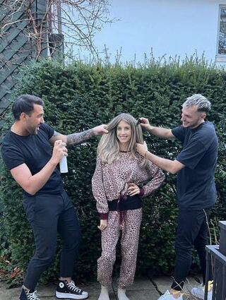 Influencerin Cathy Hummels posiert mit den Top-Friseuren.