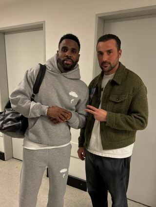 Sauber die Haare geschnitten: Sänger Jason Derulo (l.) mit Vincenzo.