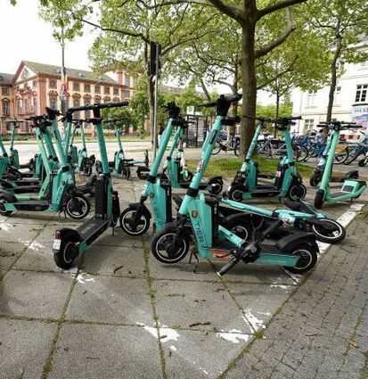 Rund 1700 E-Scooter von Tier rollen durch die Stadt.