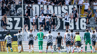 Die Profis des SV Sandhausen bejubeln den erfolgreichen Auftakt in die neue Spielzeit der 3. Fußball-Liga gegen den VfL Osnabrück (1:0) mit ihren Fans.
