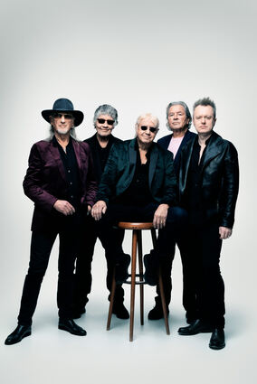 Die aktuelle Besetzung der Rock-Klassiker Deep Purple (v.l.): Bassist Roger Glover, Schlagzeuger Ian Paice, Keyboarder Don Airey, Sänger Ian Gillan und der neue Gitarrist Simon McBride.