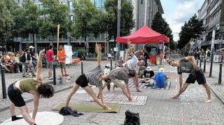 Yoga statt Durchgangsverkehr: So stellen sich die Klimaschützerinnen und -schützer eine autofreie Innenstadt vor.