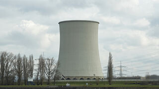 Biblis, RWE-Rueckbauanlage (ehemaliges Atomkraftwerk), der zweite Kuehlturm faellt, Polizeiboot auf dem Rhein
23.02..2023 / Foto: Berno Nix