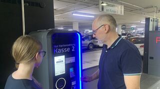 Emilia Soyka und Markus Olschewski von den Mannheimer Parkhausbetrieben erläutern, wie das Bezahlen unter dem Hauptbahnhof jetzt funktioniert.