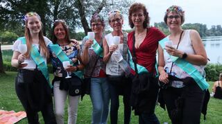 Die Braut Susanne Bessler (4. v. l.) und ihre Freundinnen feiern auf dem Seefest den Jungesellinnen-Abschied.