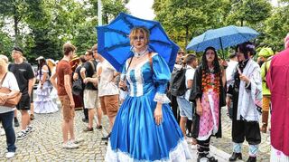 Animagic-Fan Anna Doroghi in ihrem blauen Kostüm.