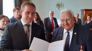 Auszeichnung für besonderes Engagement: Daoud Hattab (r.) erhält von Professor Dr. Hannes Kopf, Präsident der Struktur- und Genehmigungsdirektion Süd, die Verdienst-medaille des Landes Rheinland-Pfalz.