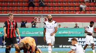 Die Ingolstädter Marius Funk und Yannick Deichmann (sitzend) freuen sich über eine starke Rettungsaktion. Die SVW-Spieler Terrence Boy (hinten) und Niklas Shipnoski können es derweil nicht fassen.