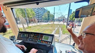 Student Melih Dogon und Fahrlehrer Thierry Erbert steuern während der Fahrschule auf den Mannheimer Hauptbahnhof zu.