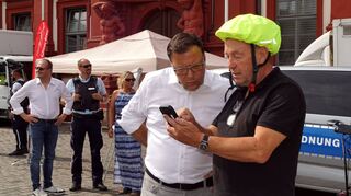 Auf seinem Handy zeigt Wolfgang Mitternacht (r.) Sicherheitsdezernent Volker Proffen, wo es für Radfahrer besonders gefährlich ist.