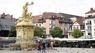Am Mannheimer Marktplatz gibt es einen Gedenkort für den verstorbenen Polizisten Rouven Laur. Ein Fahrradfahrer soll die Blumen am Gedenkort zerstört haben.