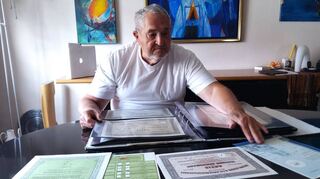 Der pensionierte Mannheimer Kaufmann und Programmierer Reinhard Krämer hat rund 130 historische Wertpapiere zusammengetragen.