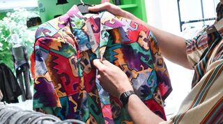 Der Stuttgarter Second-Hand-Modeladen Picknweight verkauft gebrauchte Kleidung nach Kilogramm.