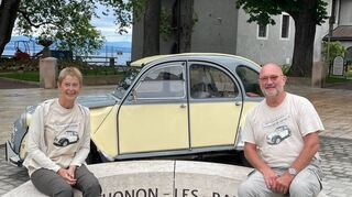 Kilometer null: Sabine und Dirk Heyden am Startpunkt der „Route des Grandes Alpes“ in Thonon-les-Bains am Genfer See.