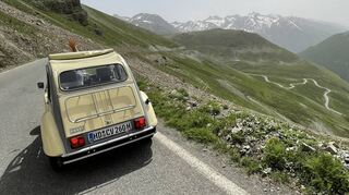 Hoch hinaus mit einer „Ente“: Das Lützelsachsener Ehepaar Dirk und Sabine Heyden hat mit einem Citroen 2 CV mehr als 20 Alpen-Pässe überwunden.