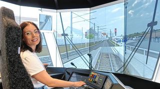Dozentin Sophia Schulz, die gemeinsam mit studentischen Fahrkräften die Ausbildung bei der rnv macht, im Fahrsimulator.