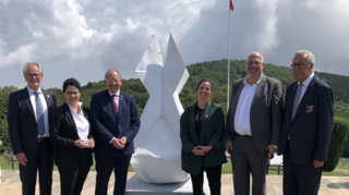 Gruppenfoto mit Helmut Augustin, Justizministerin von Baden-Württemberg Marion Gentges, Oberbürgermeister Christian Specht, Nessi Nezilla, Folker Zöller und Gedenkstätten-Präsident Jean Klinkert (von links).