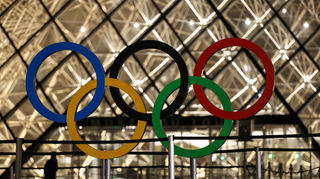 Olympia, Paris 2024. De Olympischen Ringe stehen vor der Glaspyramide im Louvre.