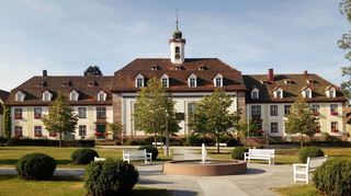 Der zentrale ZInzendorf-Platz in Königsfeld mit dem Kirchensaal im Zentrum. Nikolaus Ludwig Graf von Zinzendorf war Gründer der Herrnhuter Brüdergemeine.