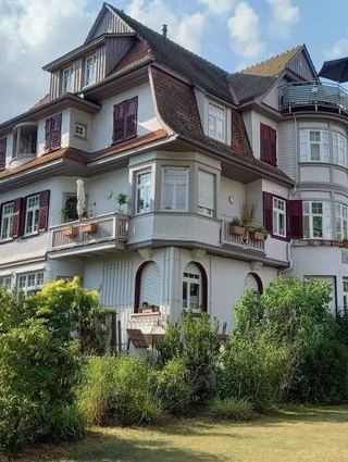 Eine Mischung aus Spätbarock und Jugendstil.