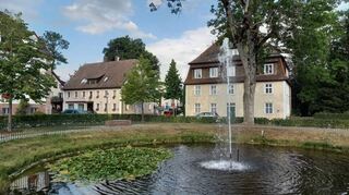 Der ehemalige Löschteich am Rande des Zinzendorf-Platzes.
