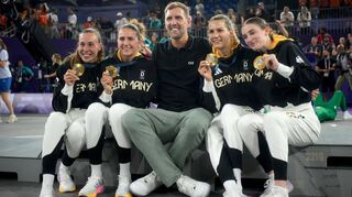 Olympiasiegerinnen mit dem deutschen Basketballstar: Svenja Brunckhorst (v.l.), Marie Reichert, Sonja Greinacher und Elisa Mevius umrahmen Dirk Nowitzki.