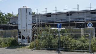 Bleibt noch ein weiteres Jahr Baustelle: Die Turnhalle in Bobstadt wird kernsaniert.